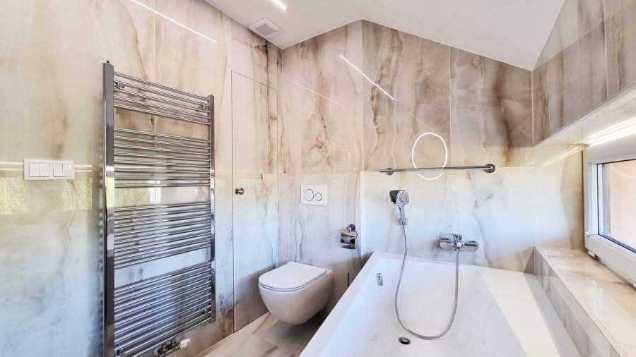 Detail závěsného WC JIKA Mio-N Rimless s podomítkovým modulem Geberit Duofix a ovládacím tlačítkem Sigma20 – Rekonstrukce koupelny, kuchyně a interiéru bytu Svitavy, Hradec Králové | Pemtrade.cz