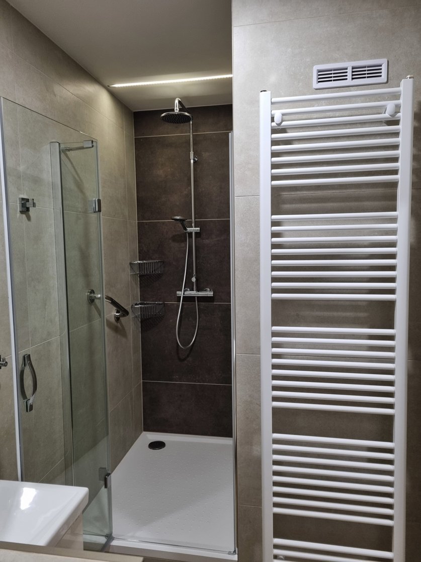 Sprchový kout s obkladem LOS KACHLOS Boreal Cobre a vaničkou z litého mramoru GELCO G5 SARA 1200 × 900 mm. Rekonstrukce koupelny, kuchyně a interiéru bytu Svitavy, Hradec Králové | Pemtrade.cz