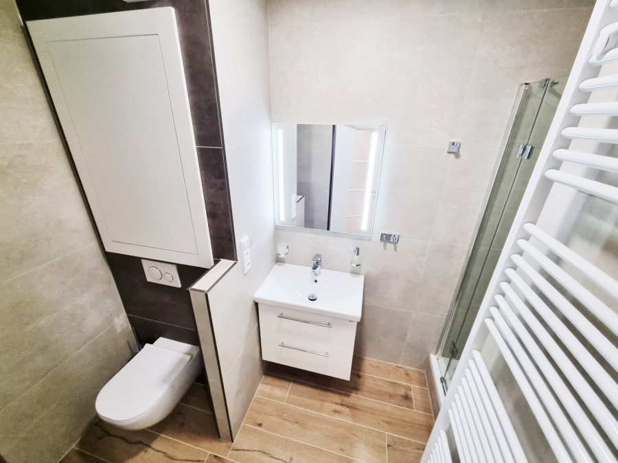 Závěsné WC JIKA MIO-N Rimless s ovládacím tlačítkem GEBERIT Sigma20 v bílé a lesklém chromu. Rekonstrukce koupelny, kuchyně a interiéru bytu Svitavy, Hradec Králové | Pemtrade.cz