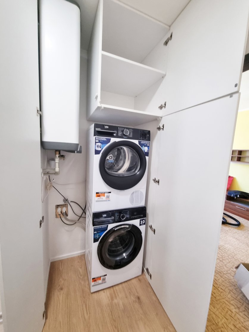 Detail vestavné skříně s úložným prostorem a technickým zázemím pro pračku a sušičku. Rekonstrukce koupelny, kuchyně a interiéru bytu Svitavy, Hradec Králové | Pemtrade.cz