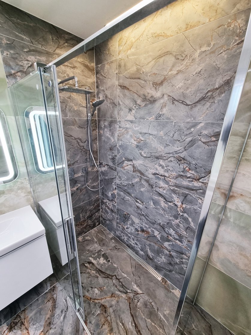 Bezbarierový vstup do sprchy, dlažba Sensi Signoria Roma Imperiale, odtokový žlab ACO ShowerDrain C. Rekonstrukce koupelny, kuchyně a interiéru byt Svitavy, Hradec Králové | Pemtrade.cz