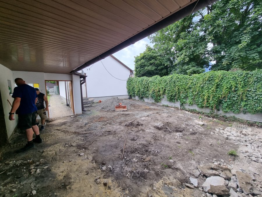 Rekonstrukce dvorku - odstranění dlažby 2. Rekonstrukce koupelny, kuchyně a interiéru byt Svitavy, Hradec Králové | Pemtrade.cz