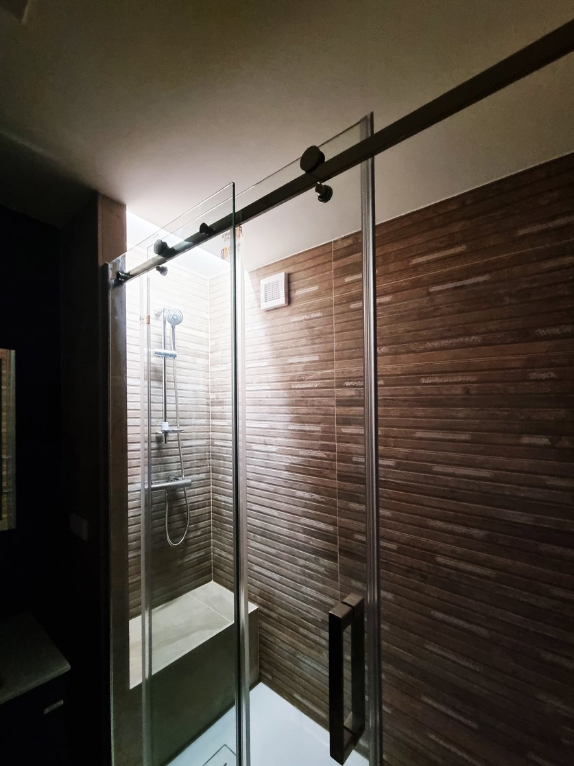 Sprchový kout s posuvnými dveřmi GELCO DRAGON a obkladem v dekoru dřeva LOS KACHLOS Tapiso Natural. Realizace koupelny Svitavy | Pemtrade.cz