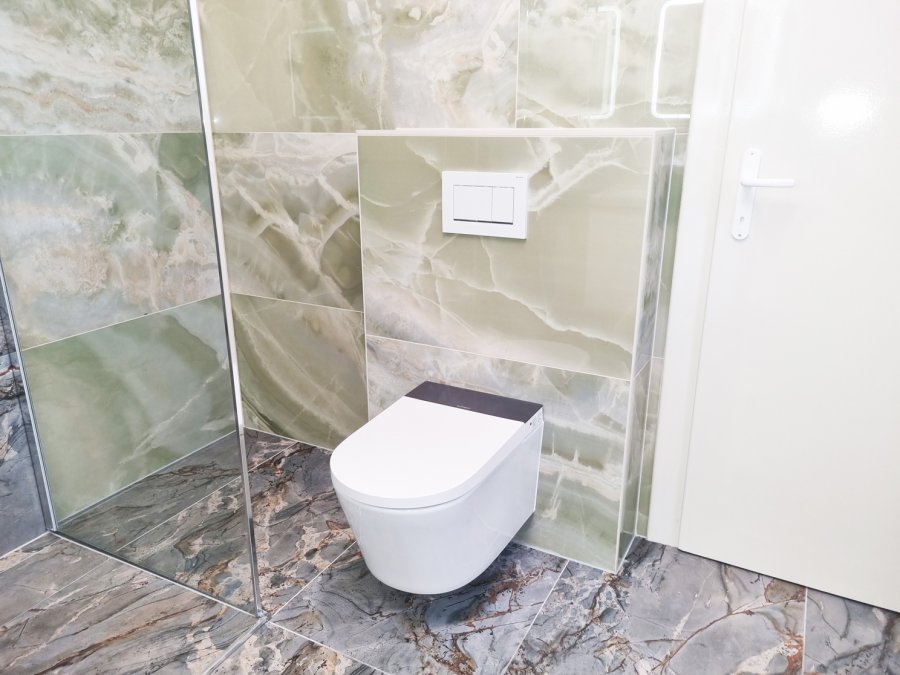 Detail závěsného sprchovacího WC Watergate ADAPTA s dekoračním sklem WG-AP001 a ovládáním Geberit Sigma30. Rekonstrukce koupelny, kuchyně a interiéru byut Svitavy, Hradec Králové | Pemtrade.cz