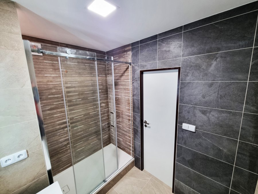 Sprchový kout s vaničkou z litého mramoru SanSwiss LIVADA a posuvným systémem dveří. Realizace koupelny Svitavy, Hradec Králové | Pemtrade.cz