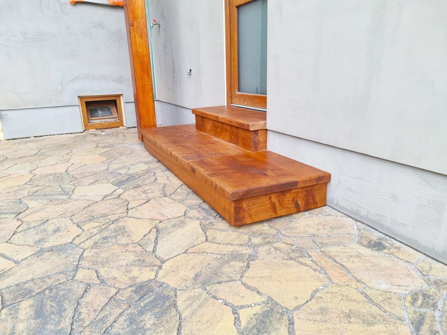 Detail nových dřevěných schodů a prahu u vstupních dveří do přístavku koupelny. Rekonstrukce koupelny, kuchyně a interiéru byt Svitavy, Hradec Králové | Pemtrade.cz