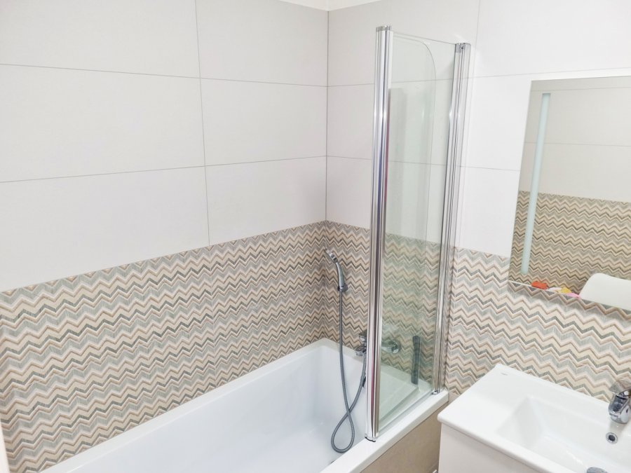 Vanová baterie HERZ INFINITY v chromovém provedení s ruční sprchou. Rekonstrukce interiérů, koupelen a kuchyní Svitavy, Hradec Králové | Pemtrade.cz.