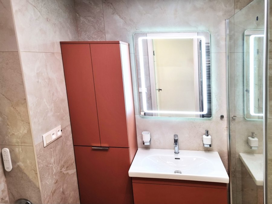 Koupelnová skříňka Intedoor, umyvadlo Laufen LUA a LED zrcadlo v koupelně s terakotovým akcentem | Realizace koupelny Svitavy, Hradec Králové | Pemtrade.cz