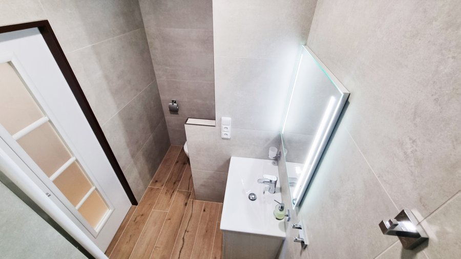 Podlaha LOS KACHLOS WOODTALE MIELE 20X120 v dekoru dřeva, obklady LOS KACHLOS BOREAL BEIGE a COBRE 60x120 Rekonstrukce koupelny, kuchyně a interiéru bytu Svitavy, Hradec Králové | Pemtrade.cz 